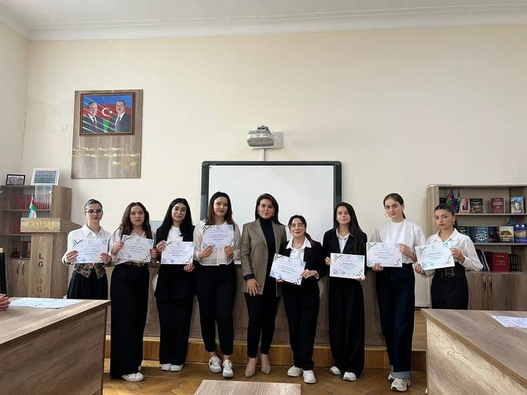 ADPU-nun Filologiya fakültəsinin dekanı dosent Könül Həsənova uğurlu tələbələri mükafatlandırmışdır.